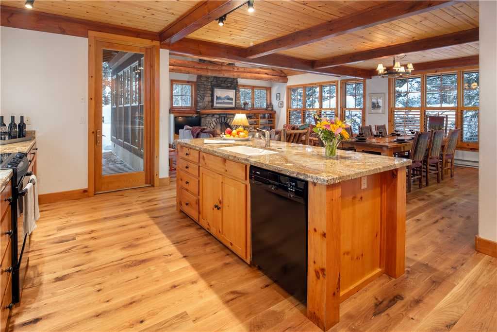 Kitchen with Breakfast Bar