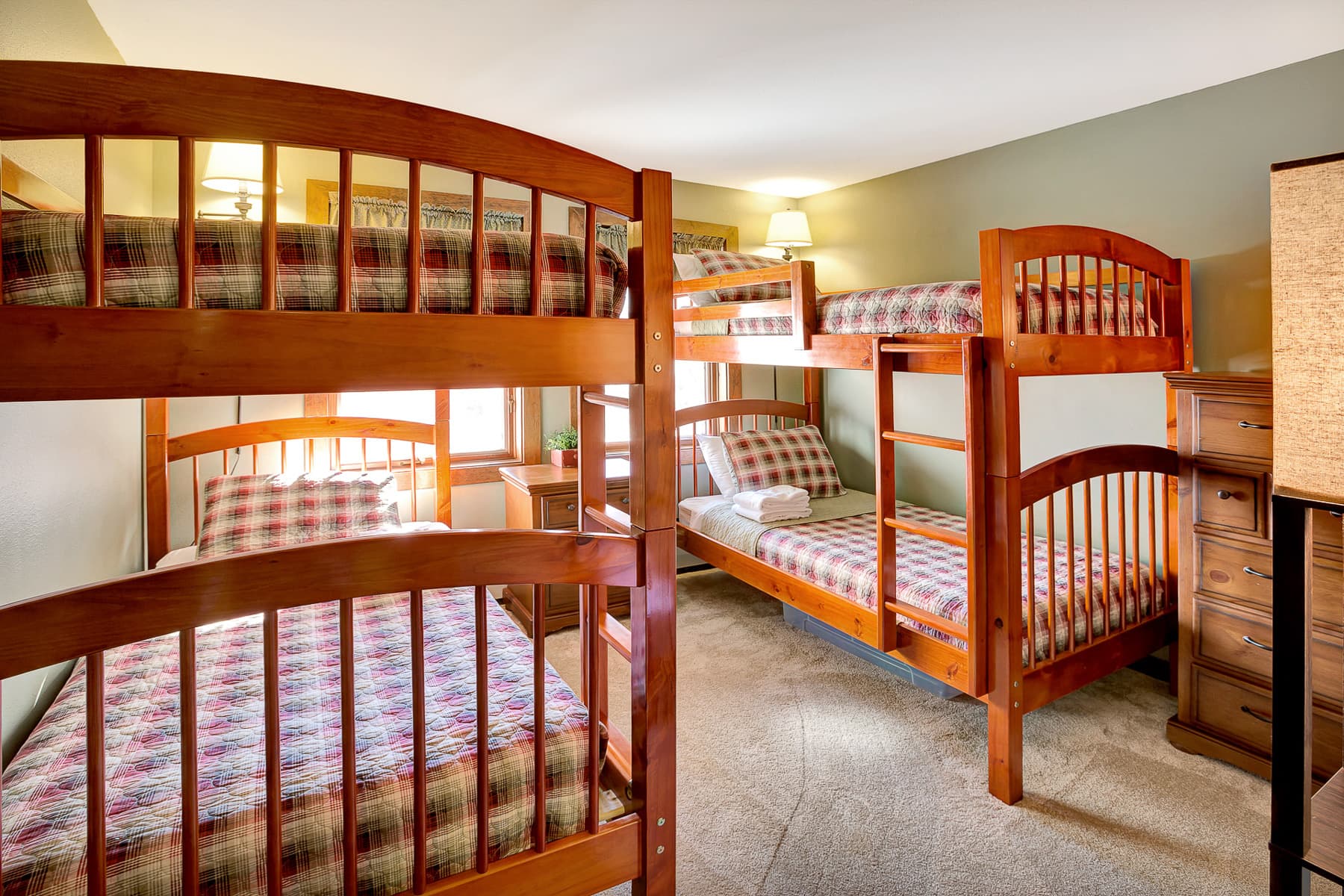 Bedroom with 2 bunk beds