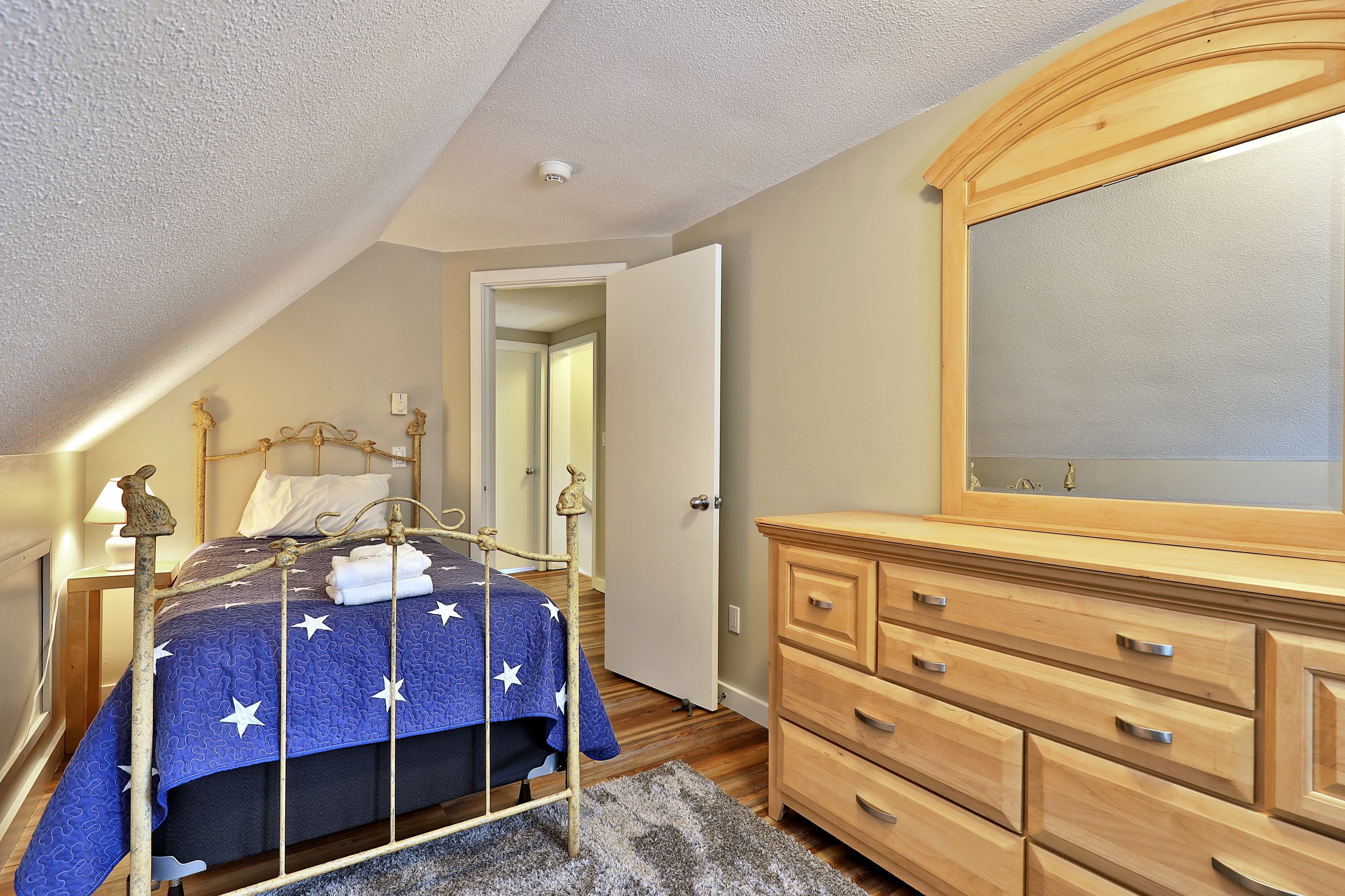Twin bedroom cheerfully decorated