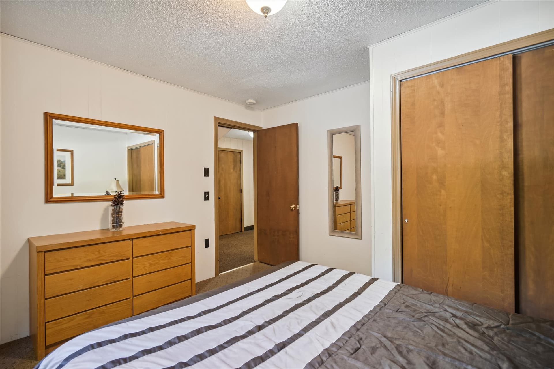 Queen bedroom, entrance level