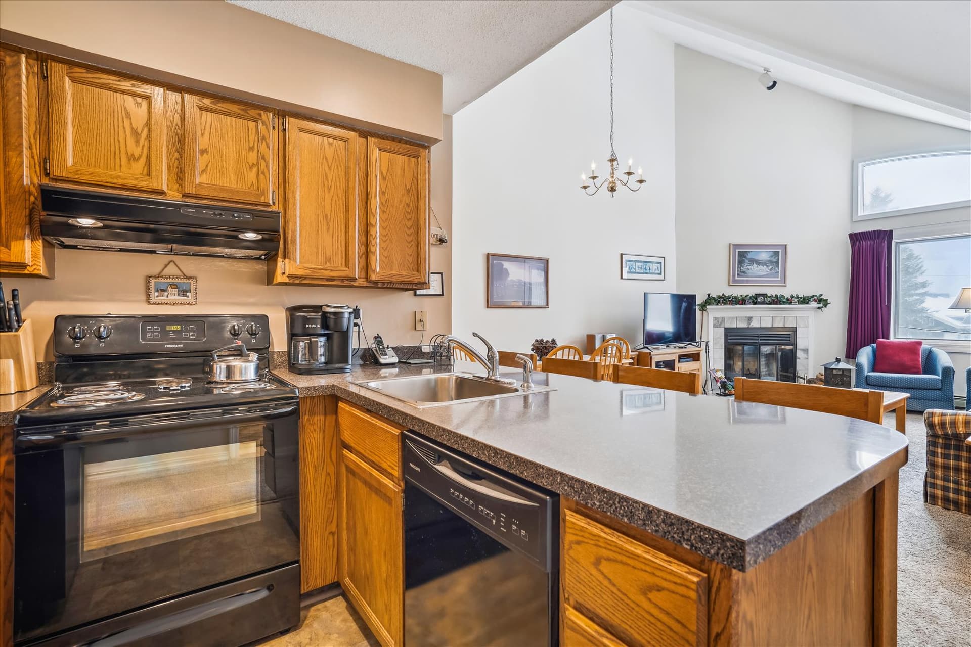 Fully equipped kitchen.