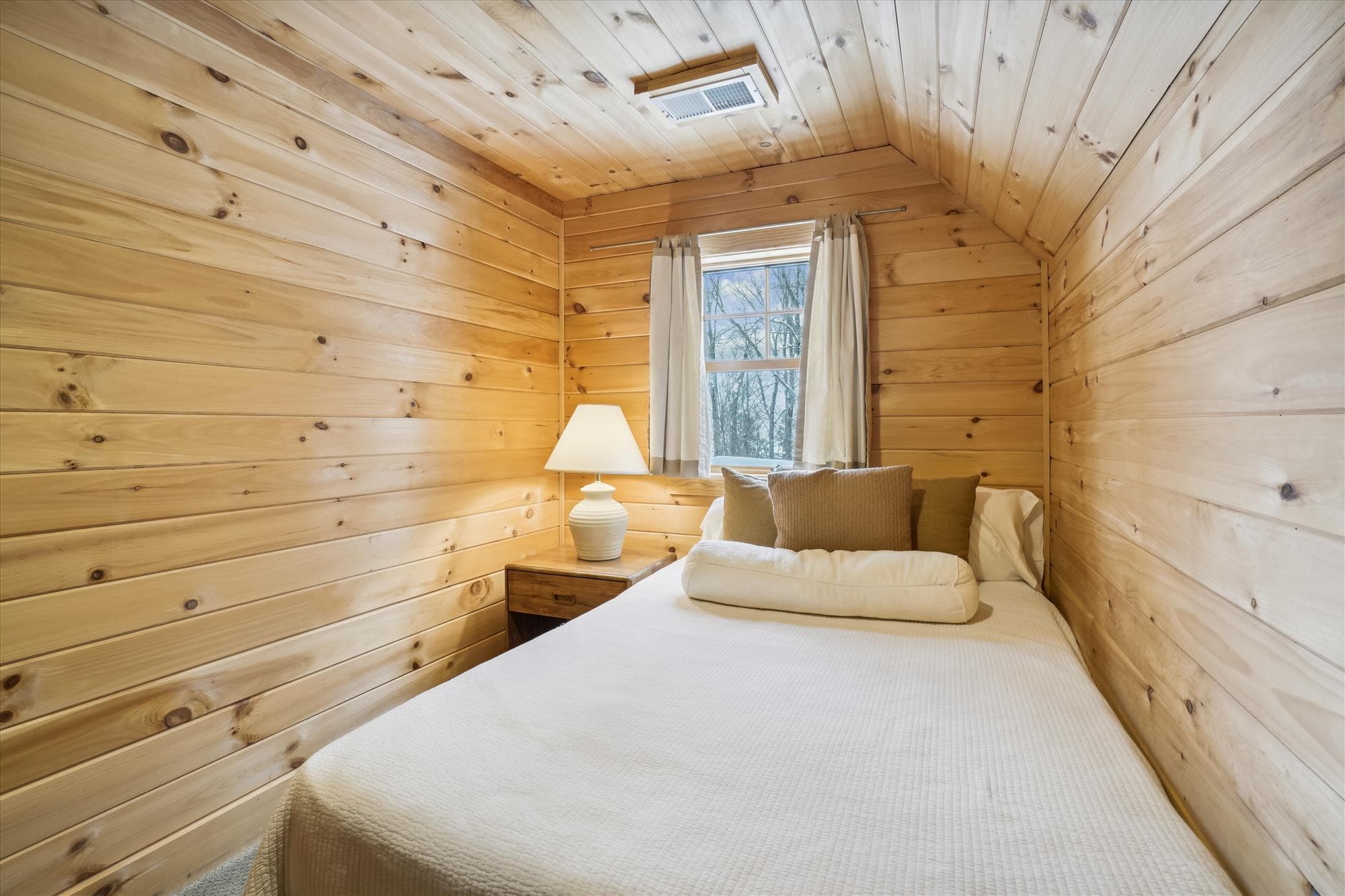 A small cozy bedroom.