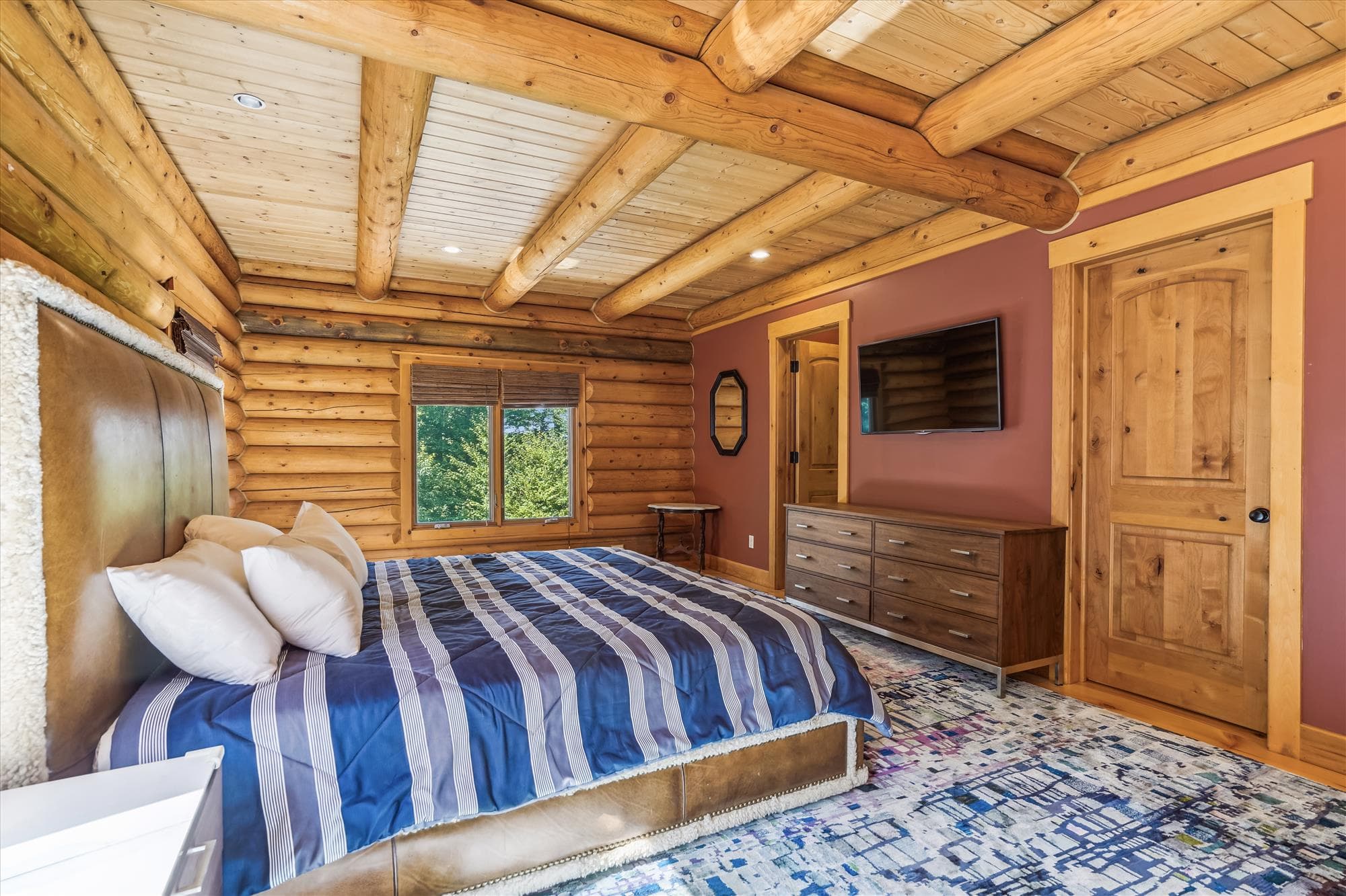 Queen bed with plenty of storage.