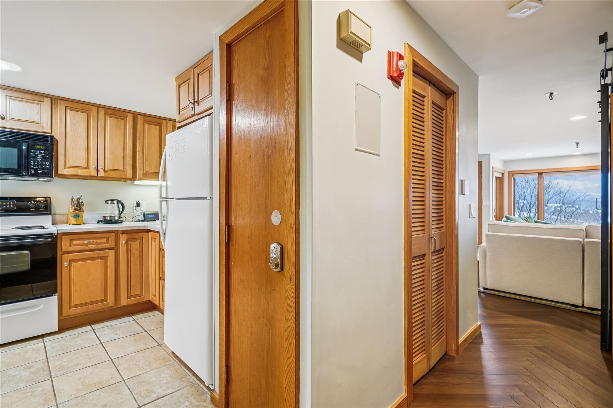 Convenient entry area with quick access to the kitchen and living space, making arrivals and departures easy.