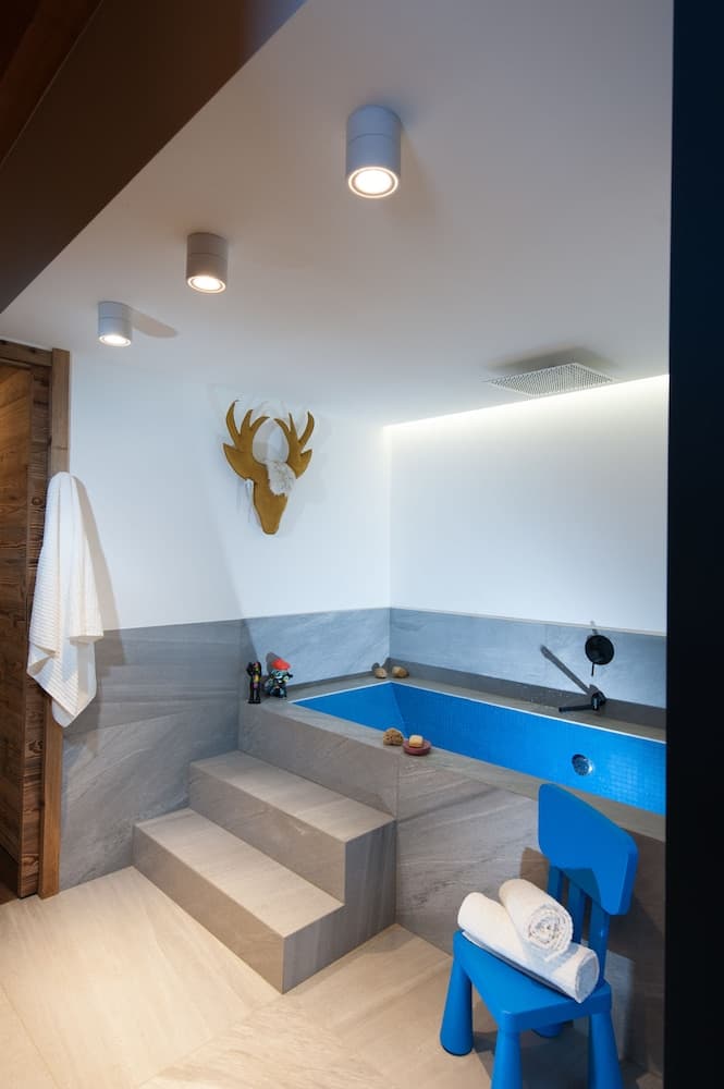 Deep Soaking Bathtub