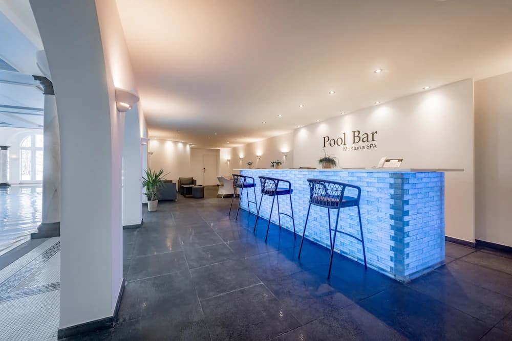 Poolside bar