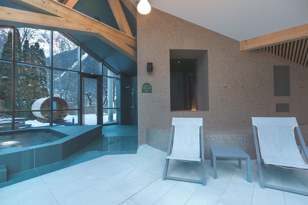 Indoor spa tub