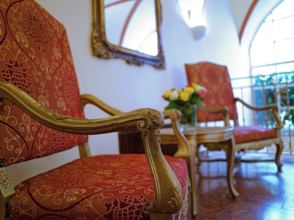 Lobby lounge