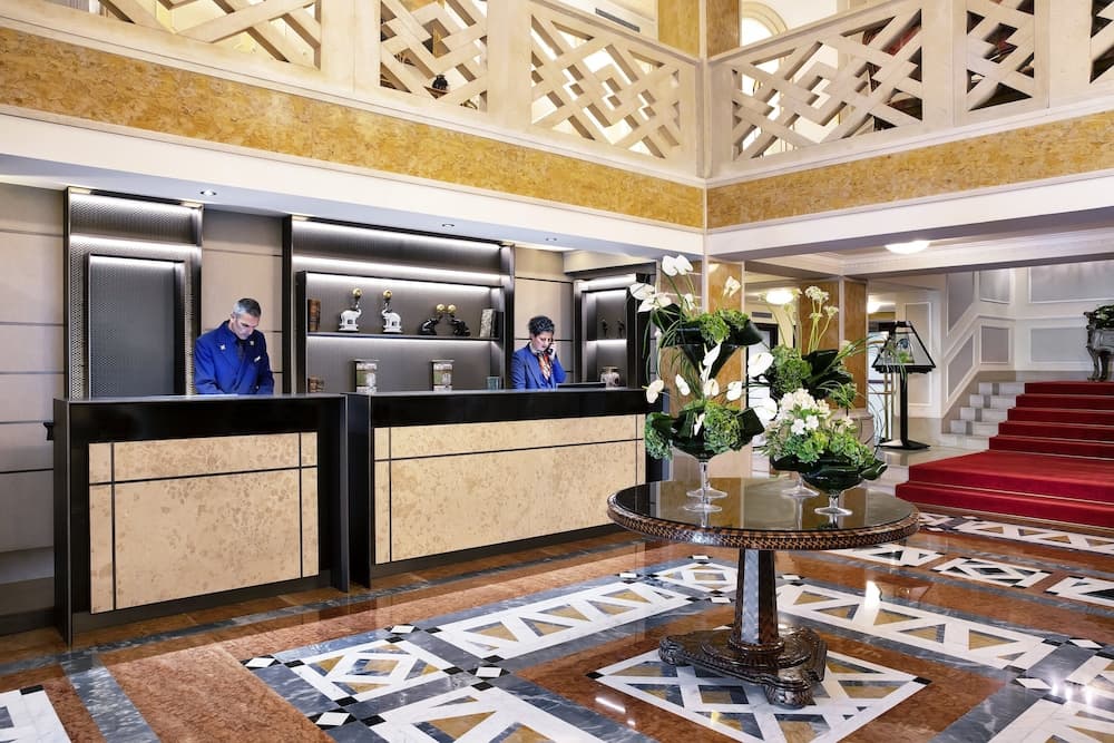 Lobby lounge