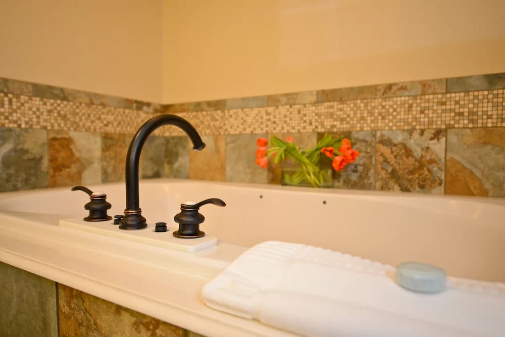 Jetted tub