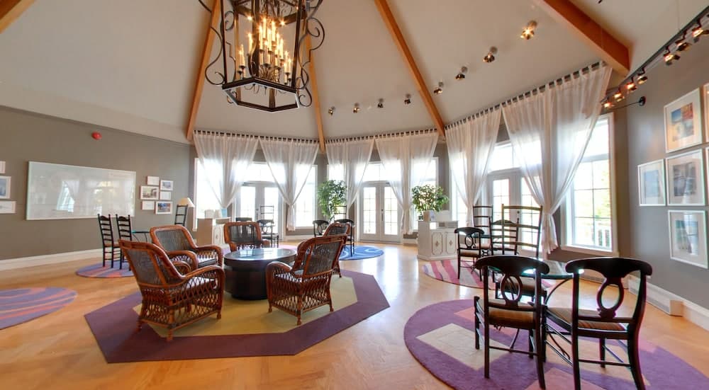 Lobby lounge