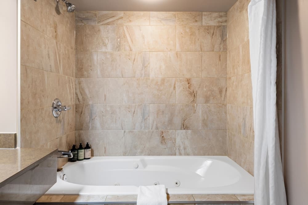 Jetted tub