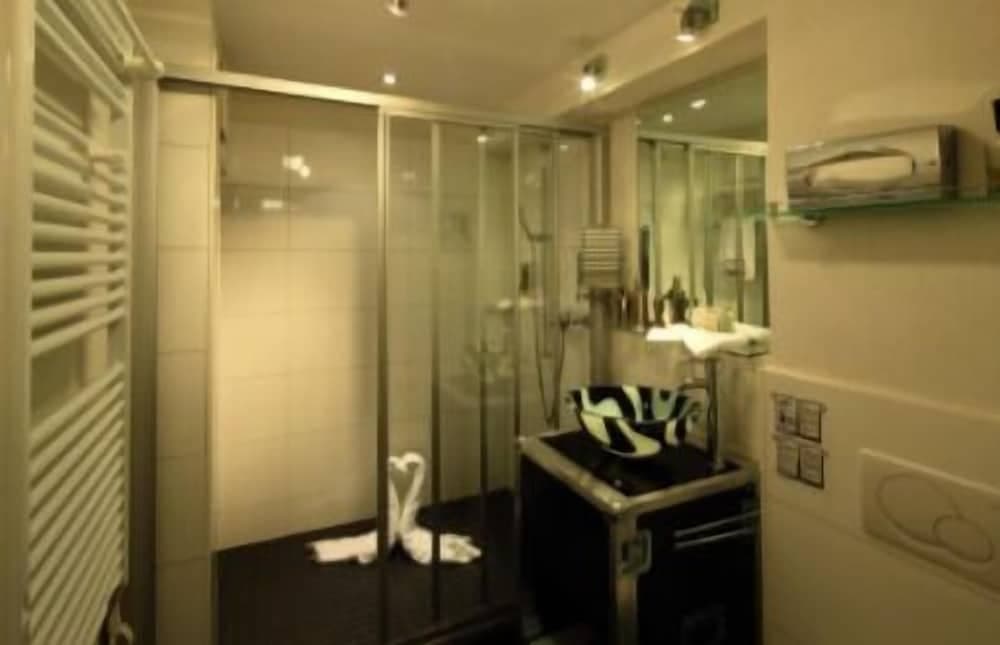 Bathroom amenities