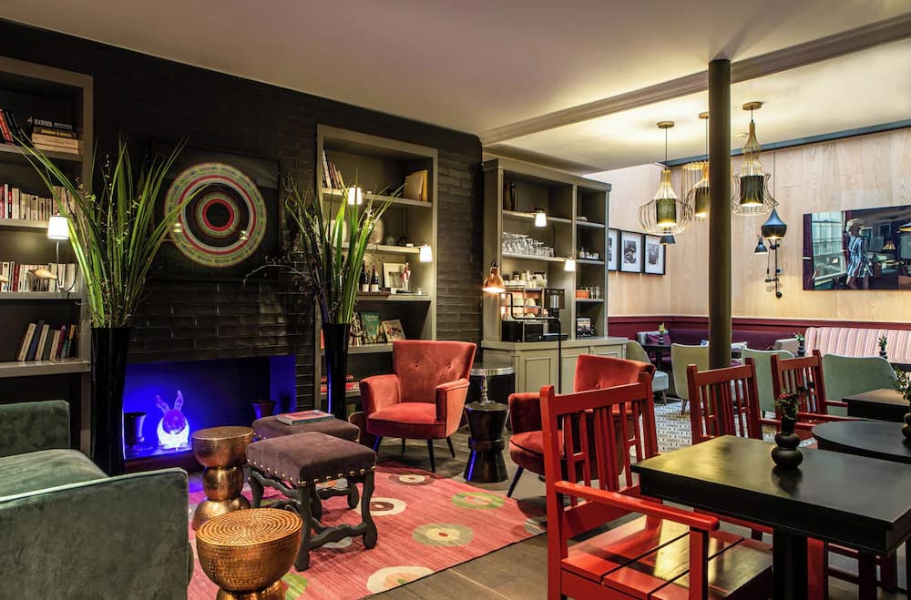 Lobby lounge
