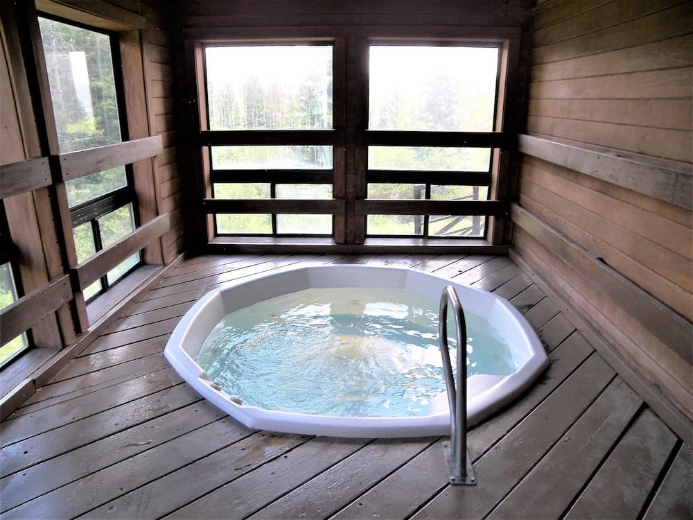 Indoor spa tub