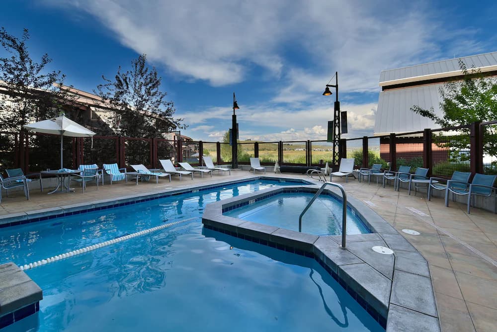 Indoor/outdoor pool