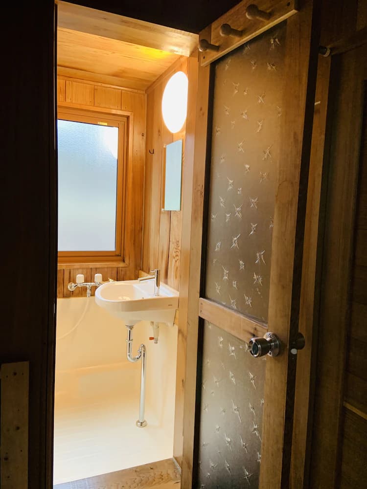 Bathroom sink