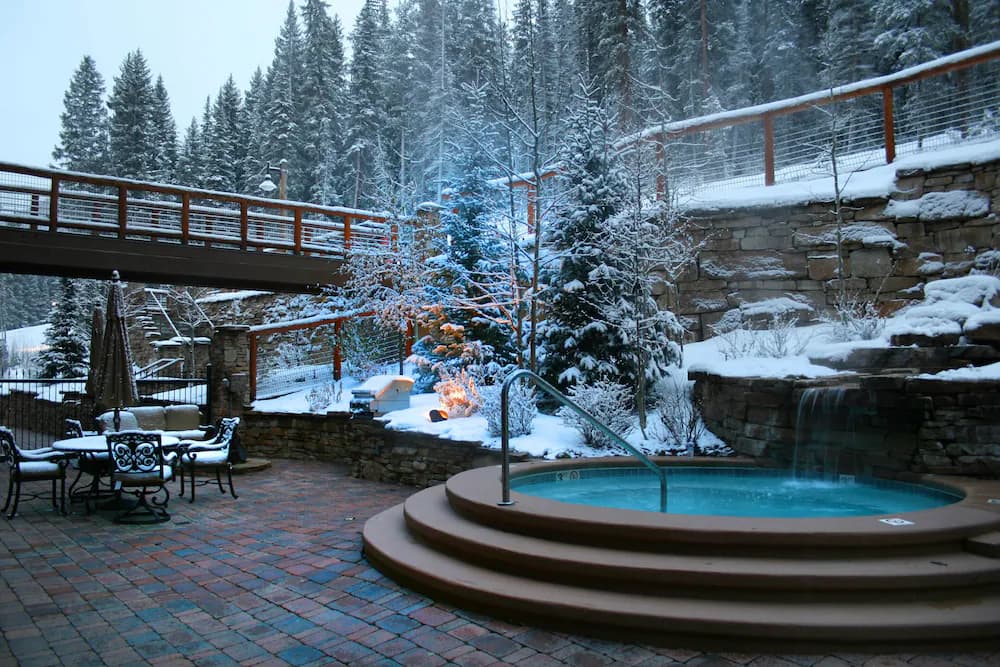 Outdoor spa tub