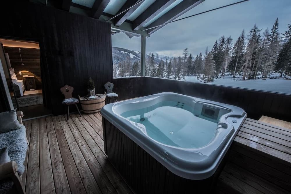 Private spa tub