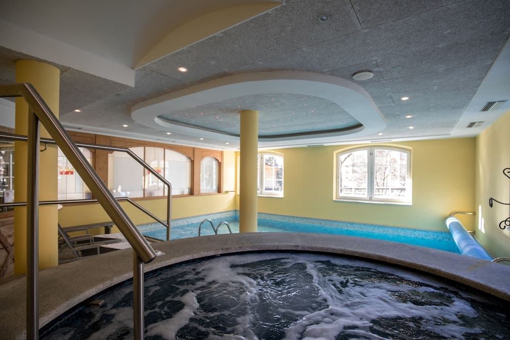 Indoor spa tub