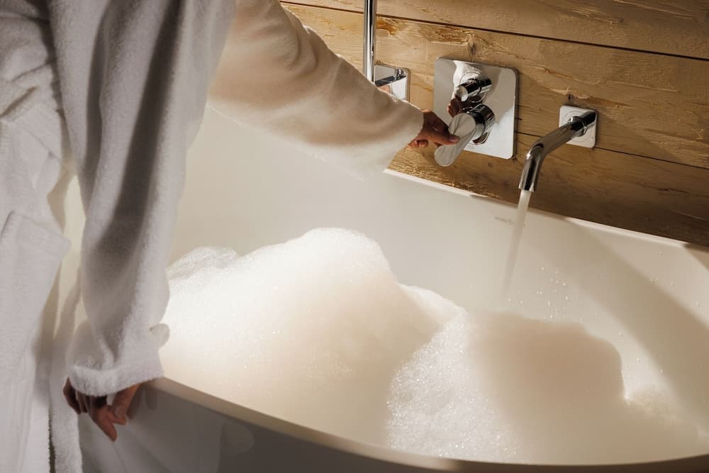Deep soaking bathtub