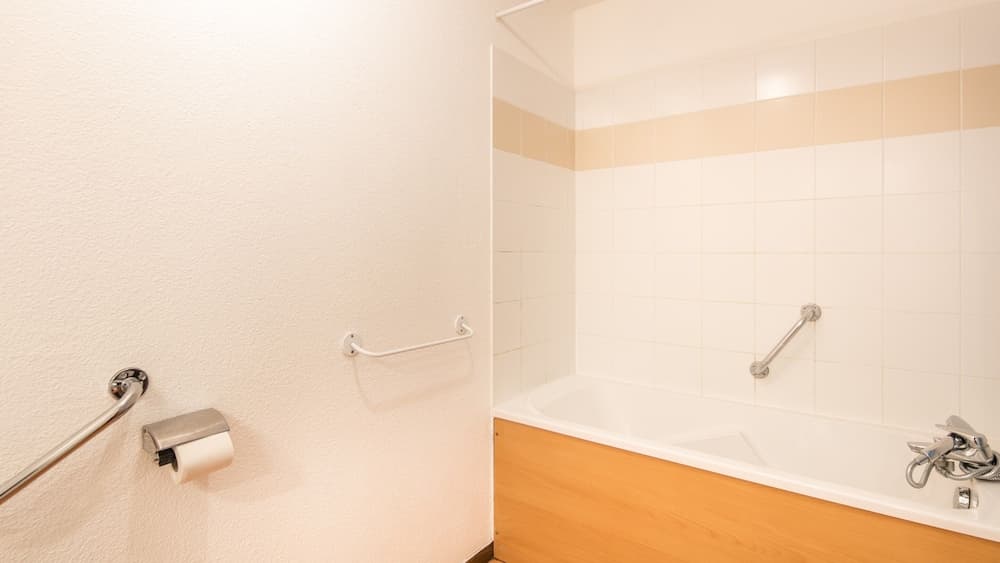 Deep soaking bathtub