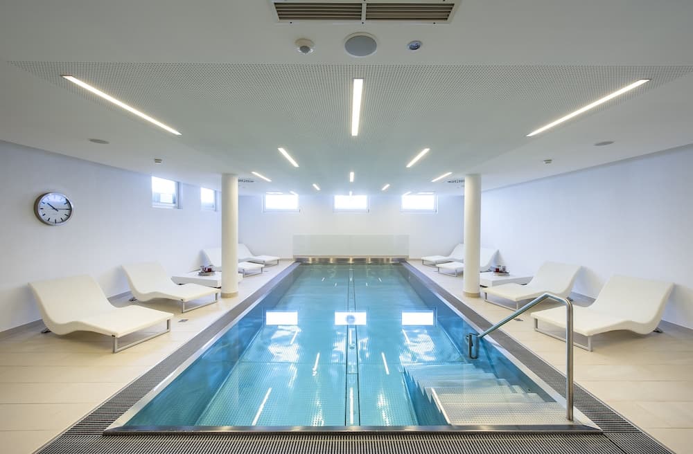 Exercise/lap pool