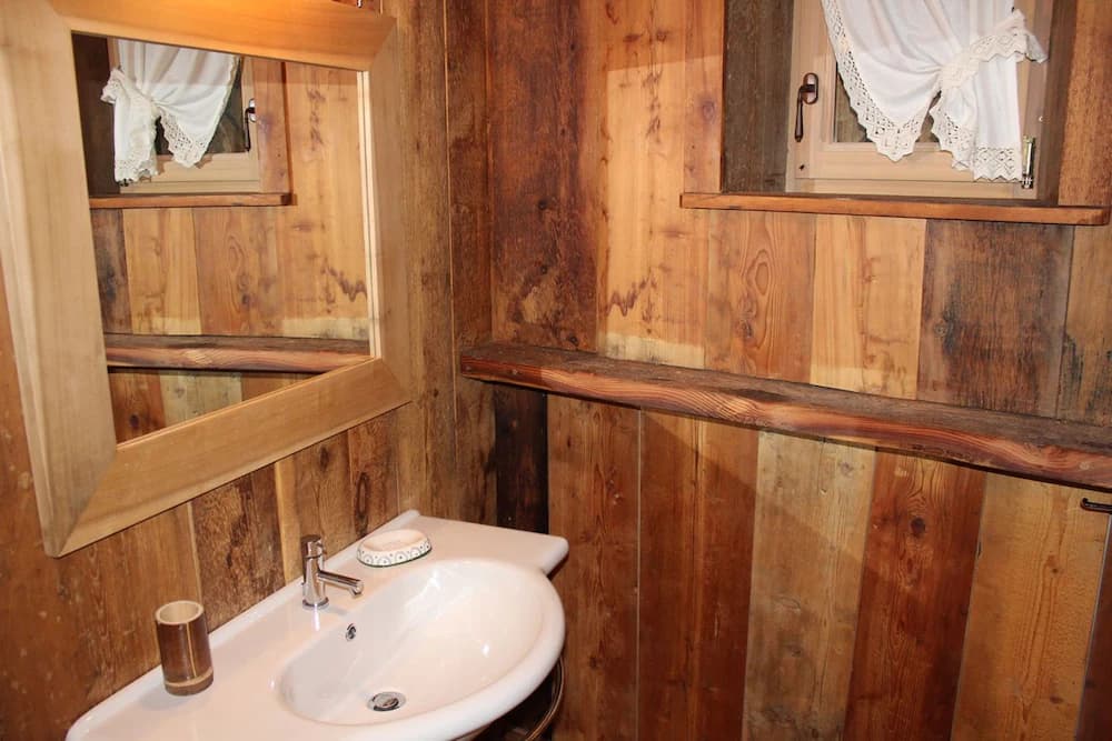 Bathroom sink
