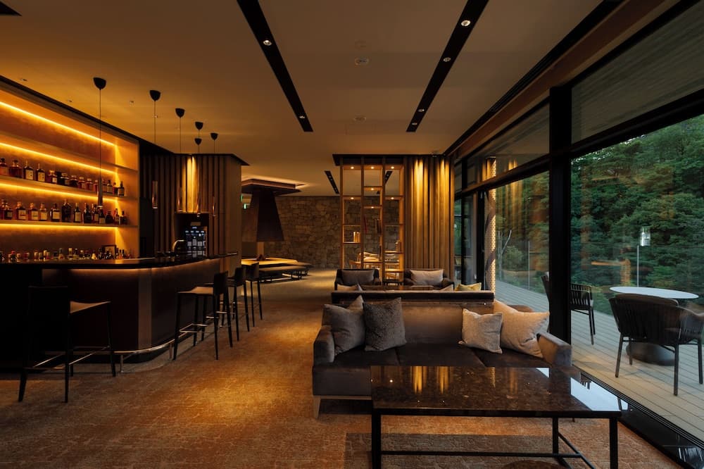 Lobby lounge