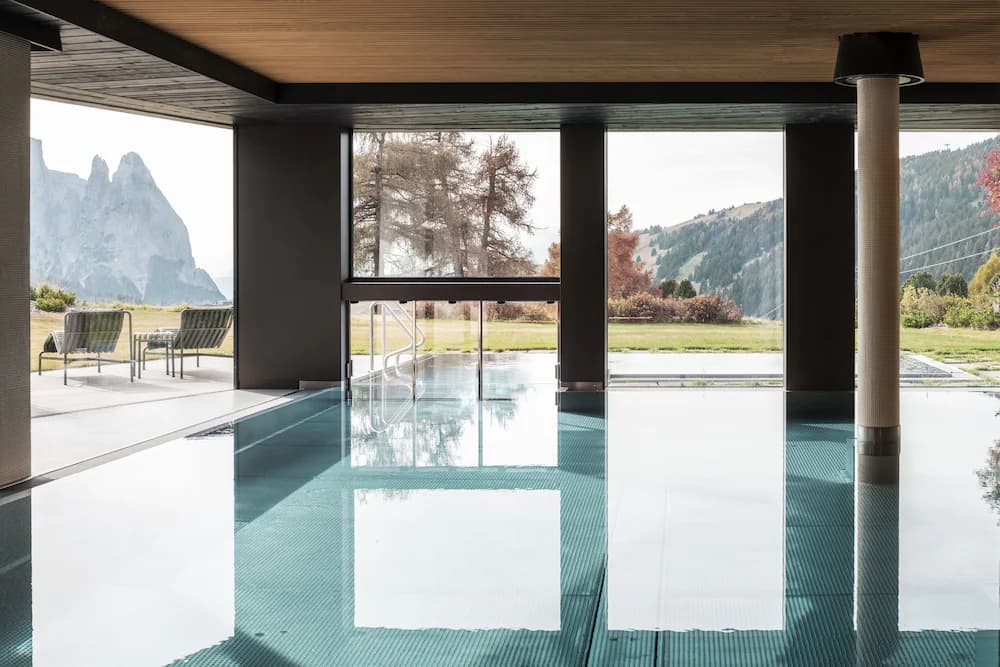 Indoor/outdoor pool