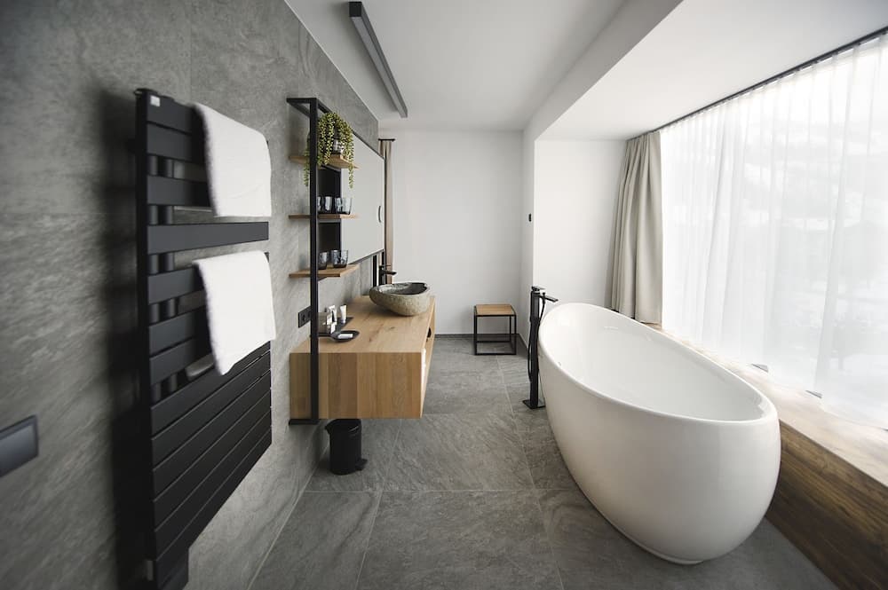 Deep soaking bathtub