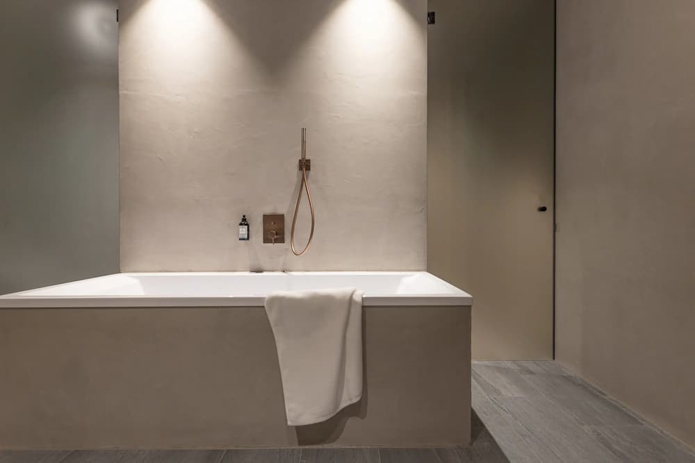 Deep soaking bathtub