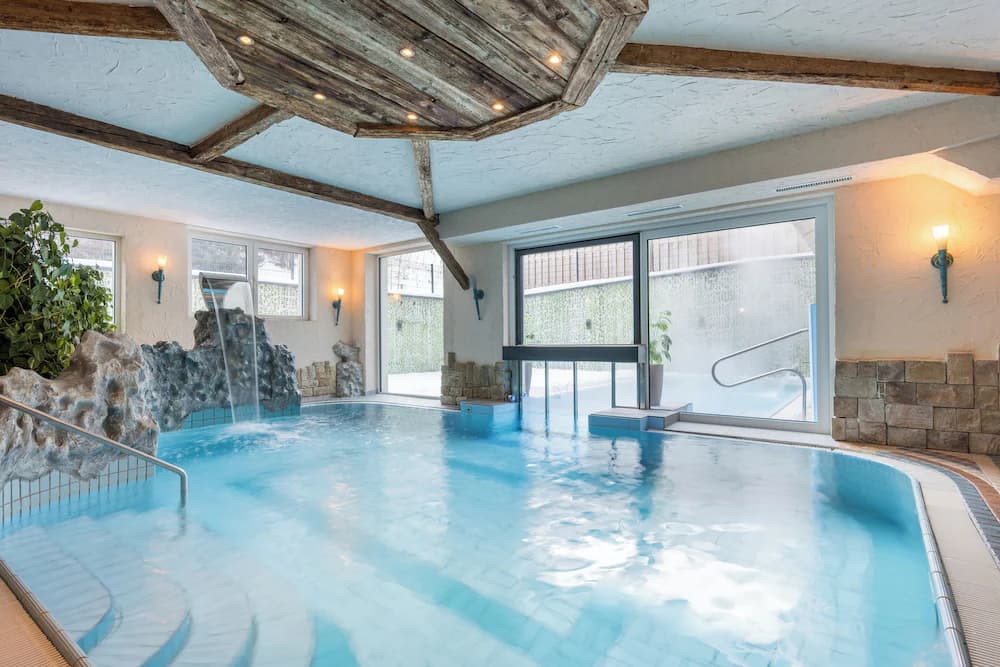 Indoor/outdoor pool