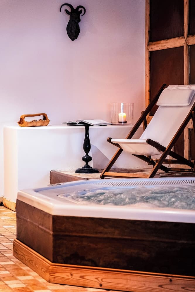 Indoor spa tub