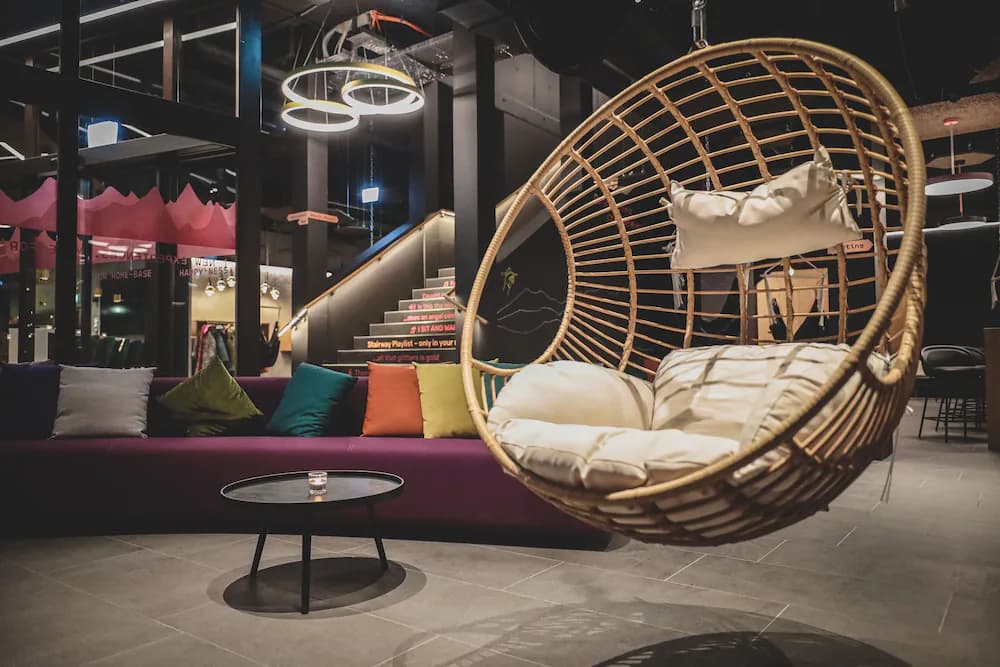 Lobby lounge