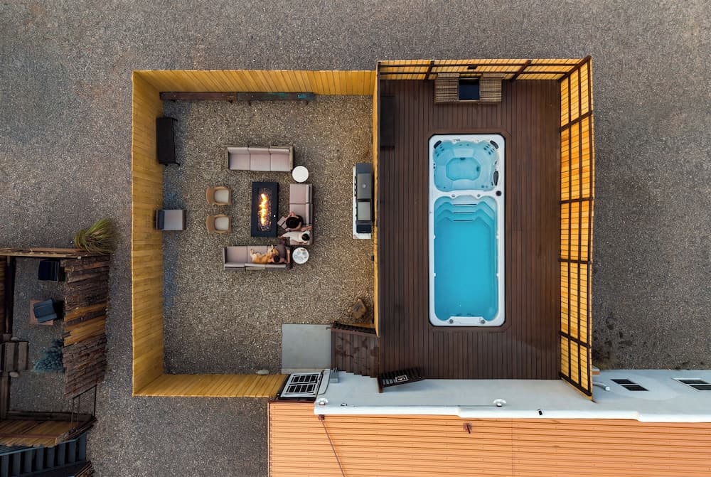Outdoor spa tub