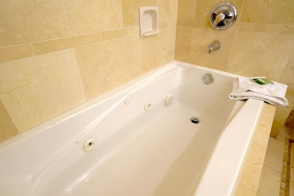 Jetted tub