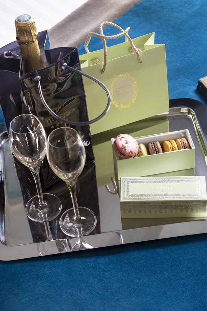 Champagne service