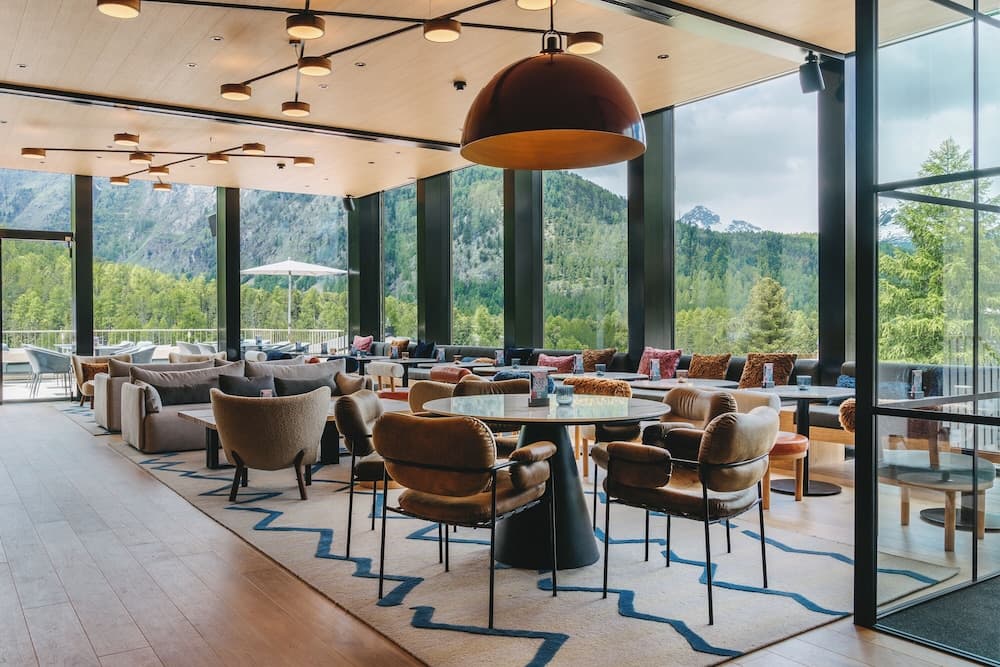 Lobby lounge